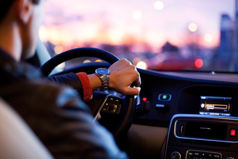 Pasajera cómoda viajando en auto por Tucumán